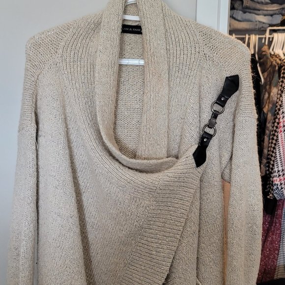 Cream sweater with buckle to close it - Picture 1 of 2